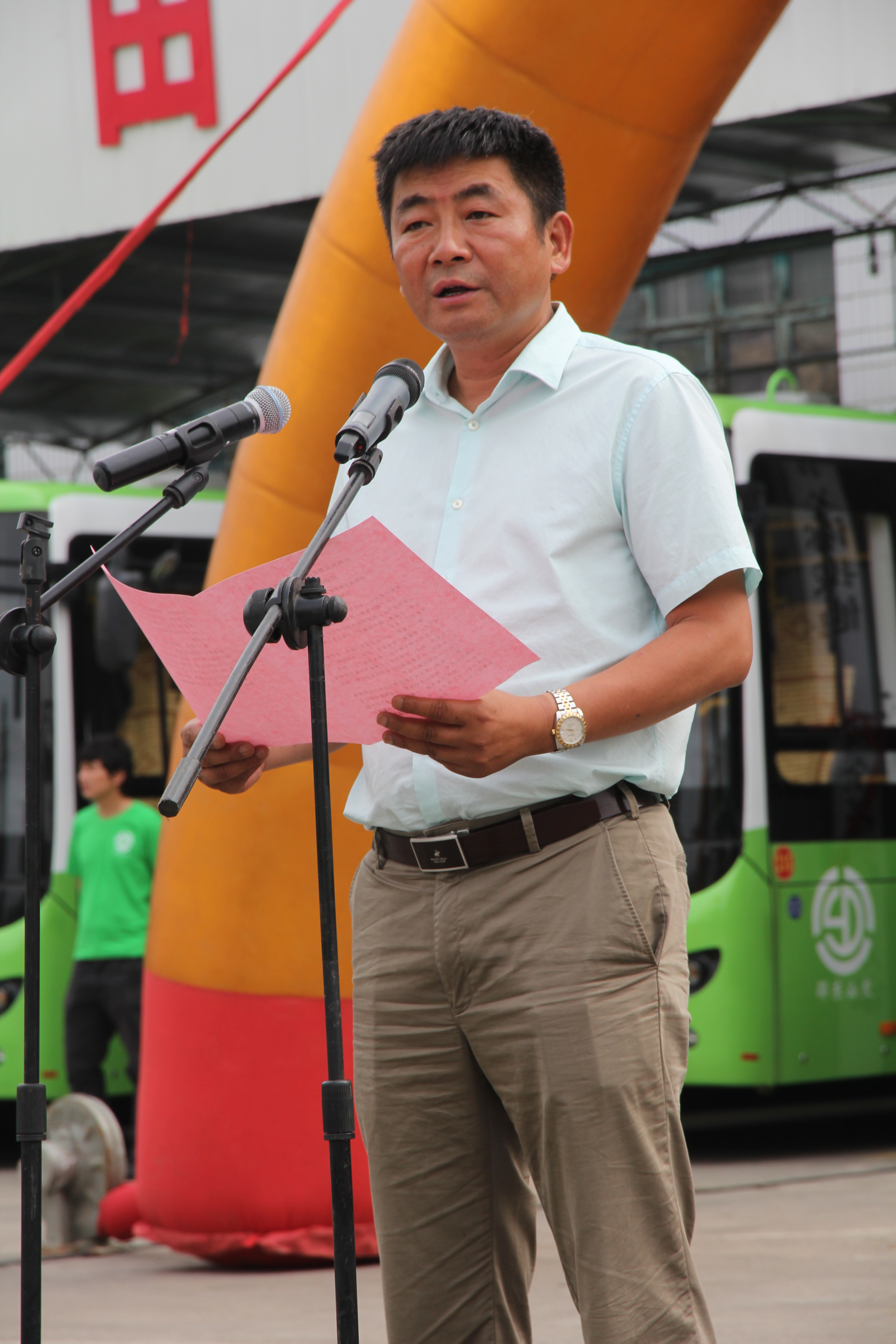 圖為純電動(dòng)公交車(chē)整裝待發(fā)。圖為市民在試乘純電動(dòng)公交車(chē)