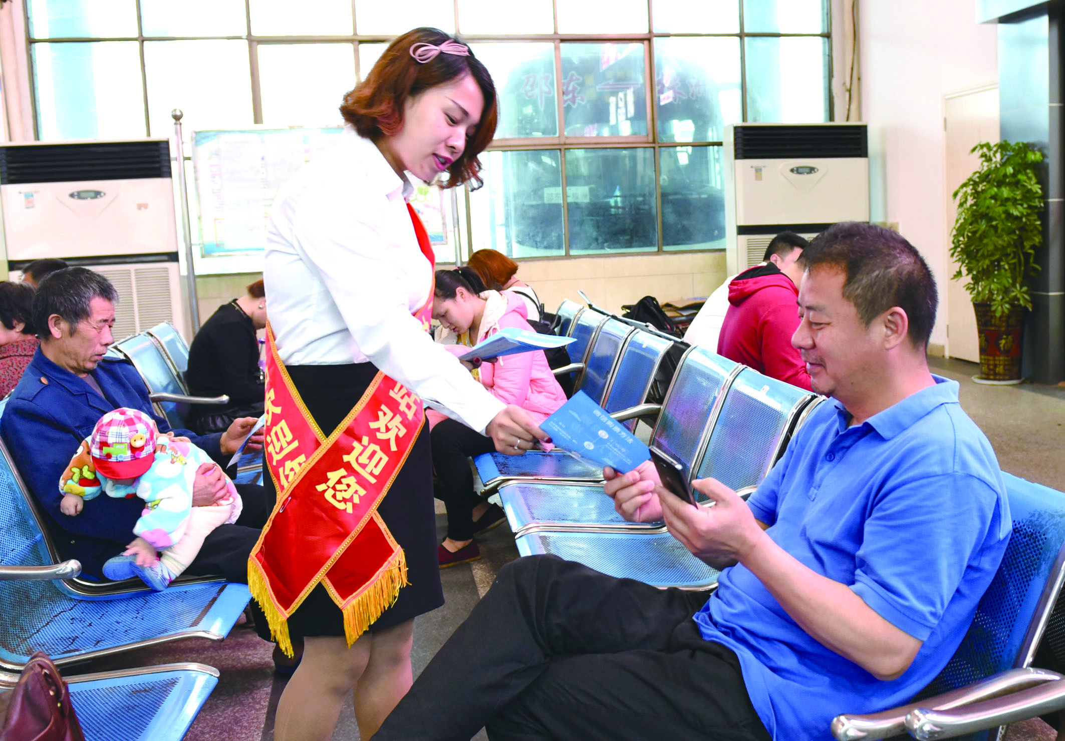 4月21日，邵東汽車(chē)西站工作人員在向旅客推介互聯(lián)網(wǎng)+站+車(chē)+客平臺的推廣應用與購票實(shí)名制宣傳。