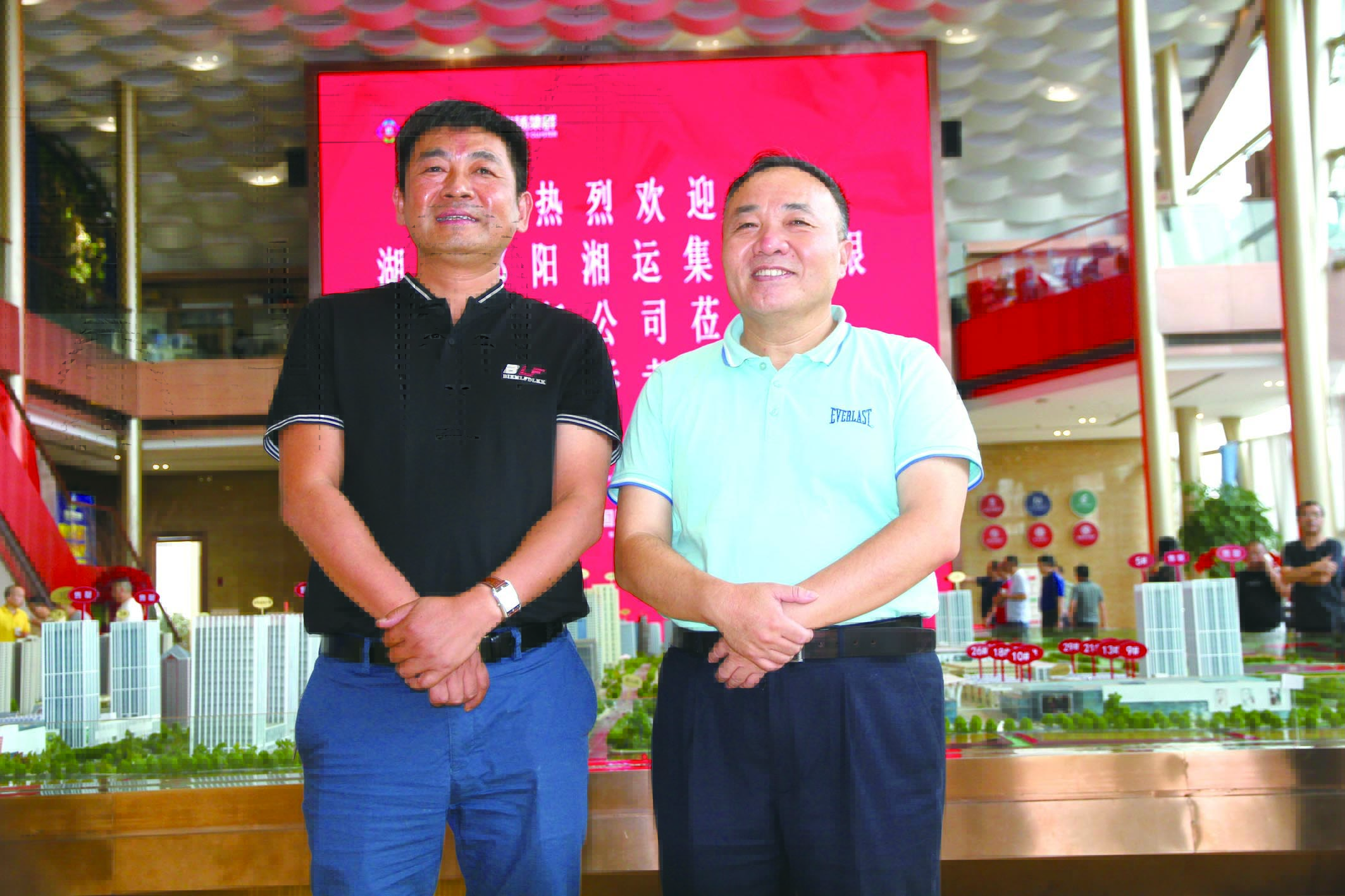 傅勝龍董事長(cháng)（右）在長(cháng)沙會(huì )見(jiàn)王宏波董事長(cháng)（左）。