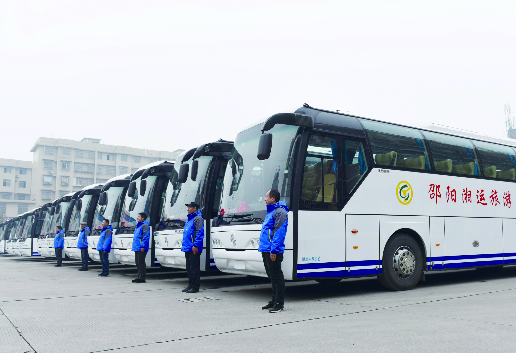 集團公司投放16輛豪華車(chē)服務(wù)旅游