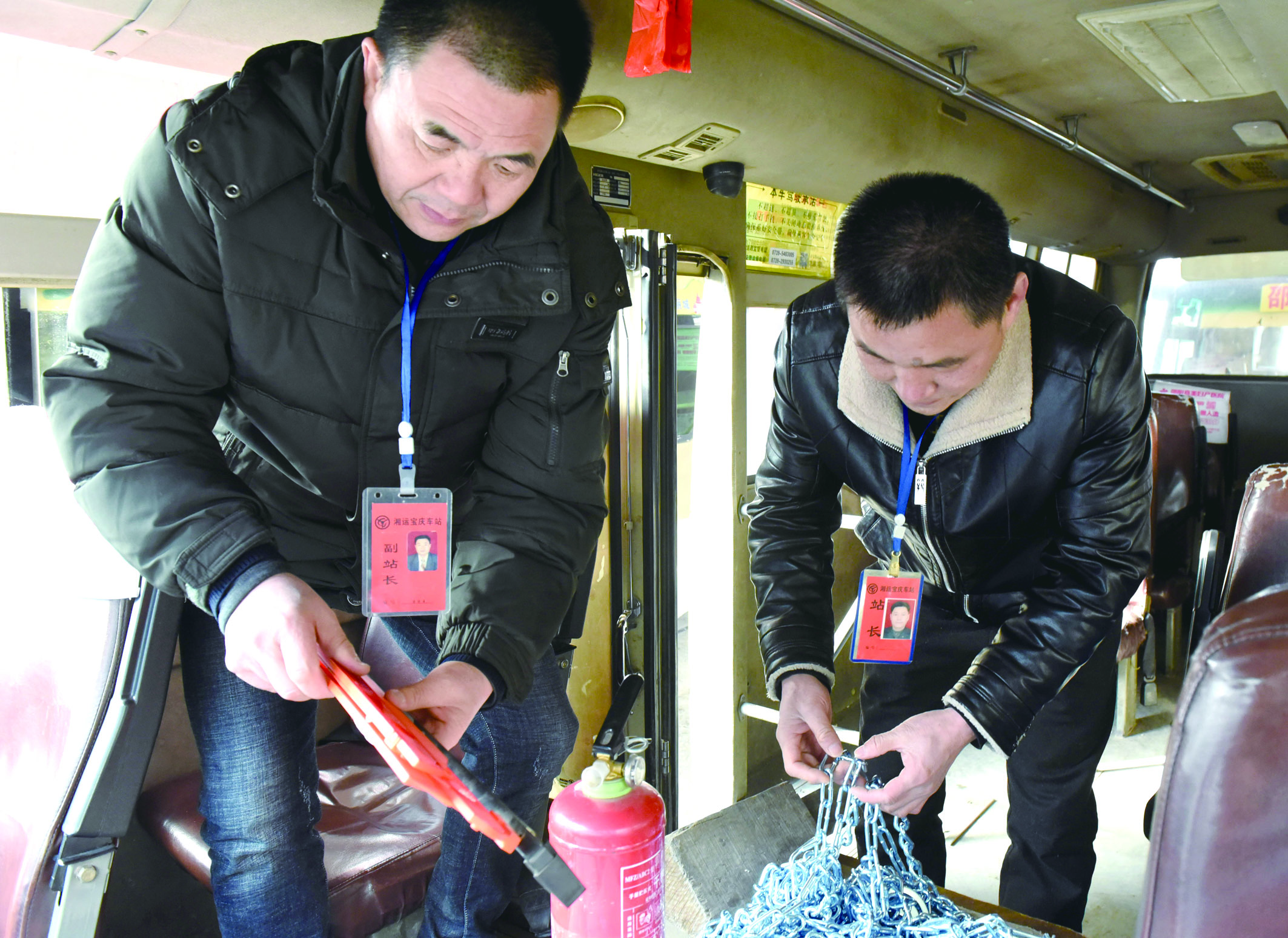 2月8日，市寶慶汽車(chē)站工作人員正在營(yíng)運車(chē)上檢查應急設施及器材是否齊全有效