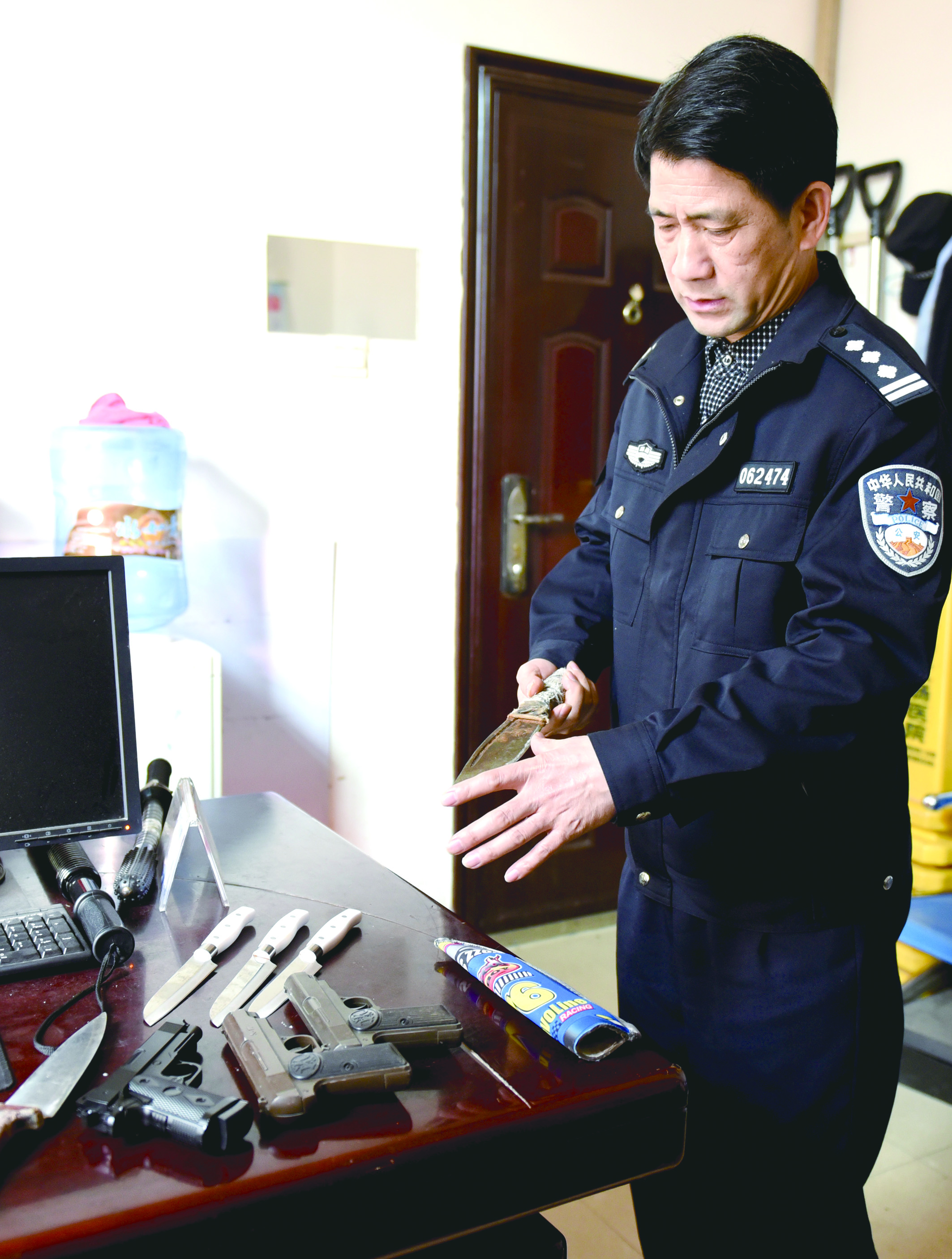 3月12日，邵東汽車(chē)西站警務(wù)室民警正在對所查獲的違禁品進(jìn)行清點(diǎn)