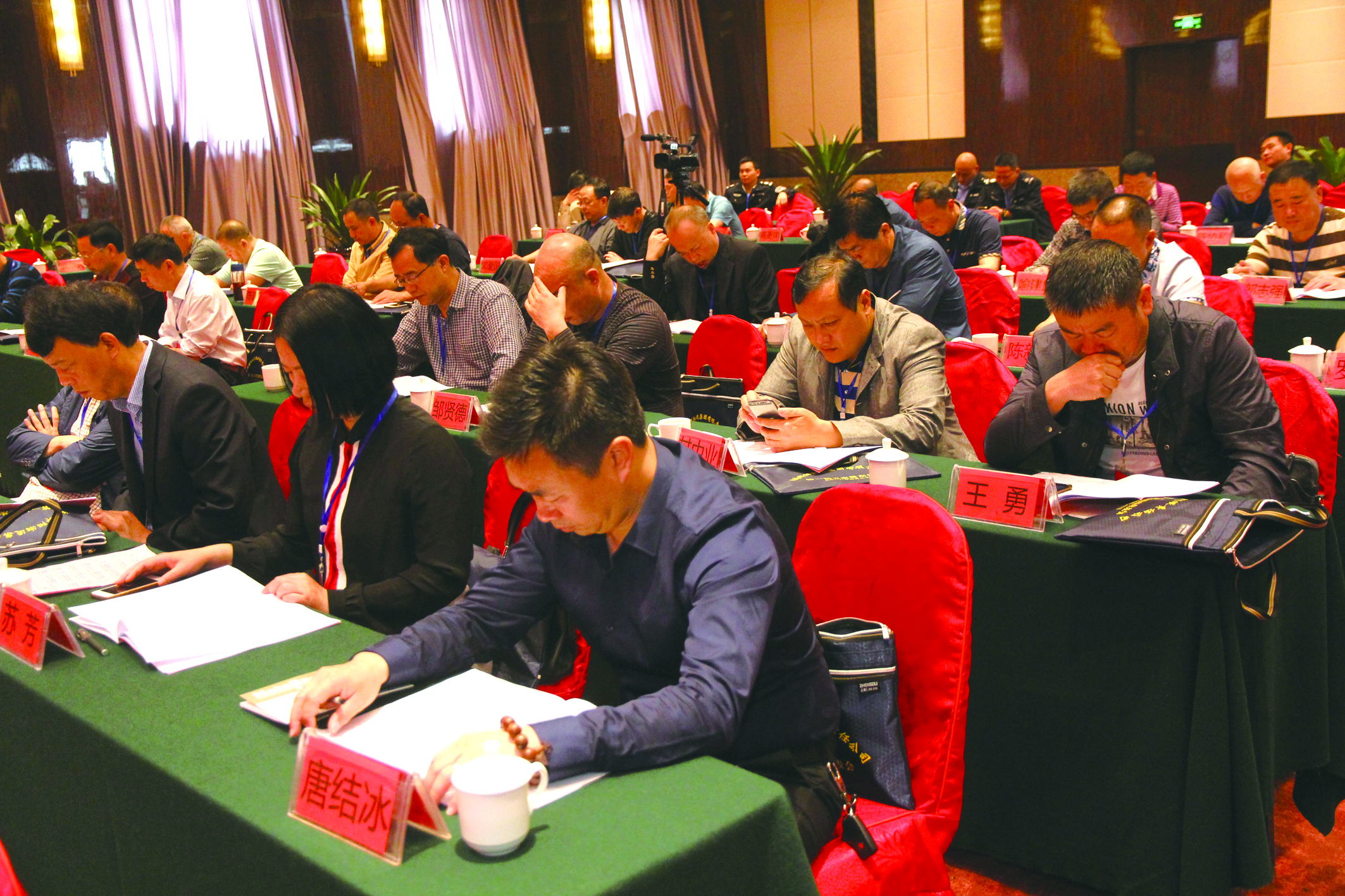 圖為第一屆五次股東代表在認真聽(tīng)取工作報告。