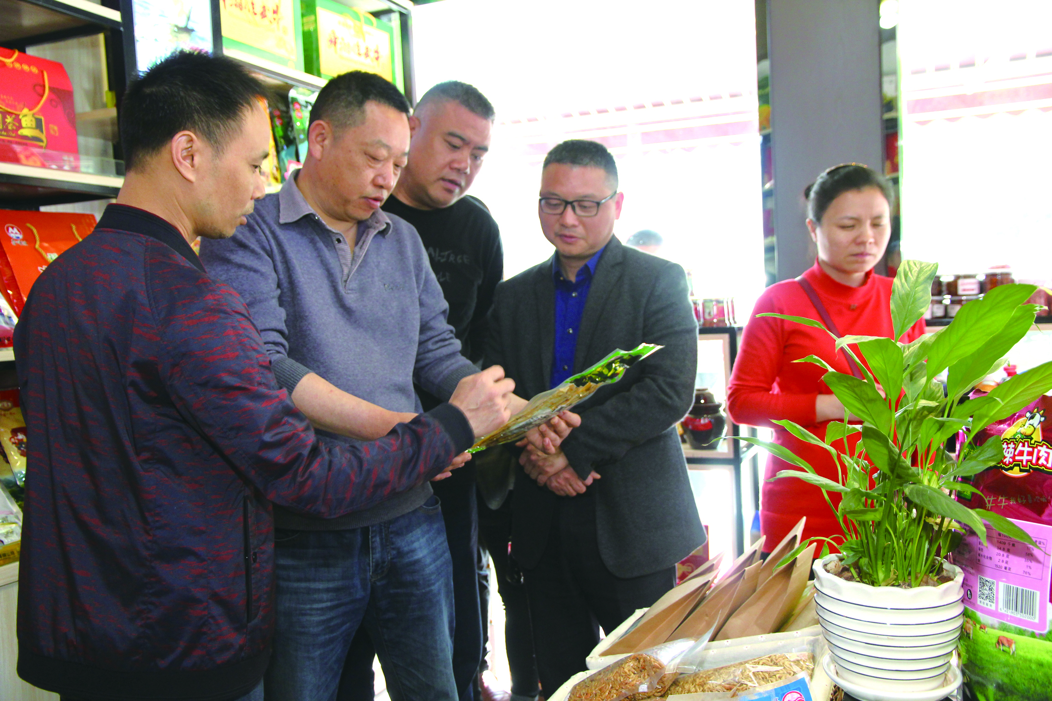 集團公司董事、副總經(jīng)理何偉紅帶領(lǐng)骨干學(xué)員在郴汽集團考察“郴味特產(chǎn)”