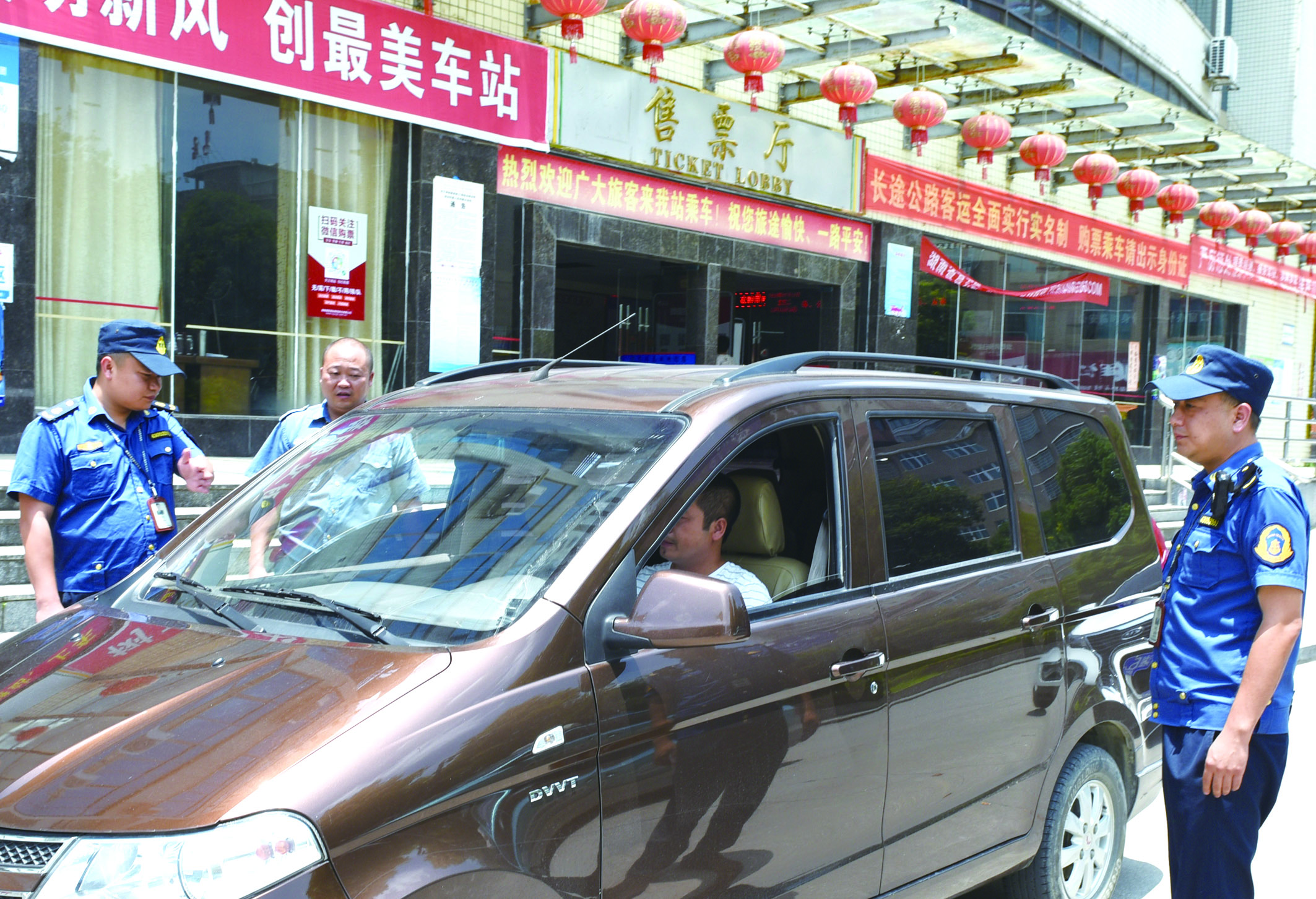 7月10日，洞口縣黃橋鎮副鎮長(cháng)謝揚標（右）在黃橋汽車(chē)站檢查營(yíng)運客車(chē)安全檢查情況。近段時(shí)間以來(lái)，黃橋汽車(chē)站全面排查交通安全等方面存在的安全隱患，并及時(shí)予以整改到位，做到防患于未然，確保安全生產(chǎn)工作萬(wàn)無(wú)一失。據了解，今年上半年已消除交通安全隱患10余起。  李祖冠    攝影報道 