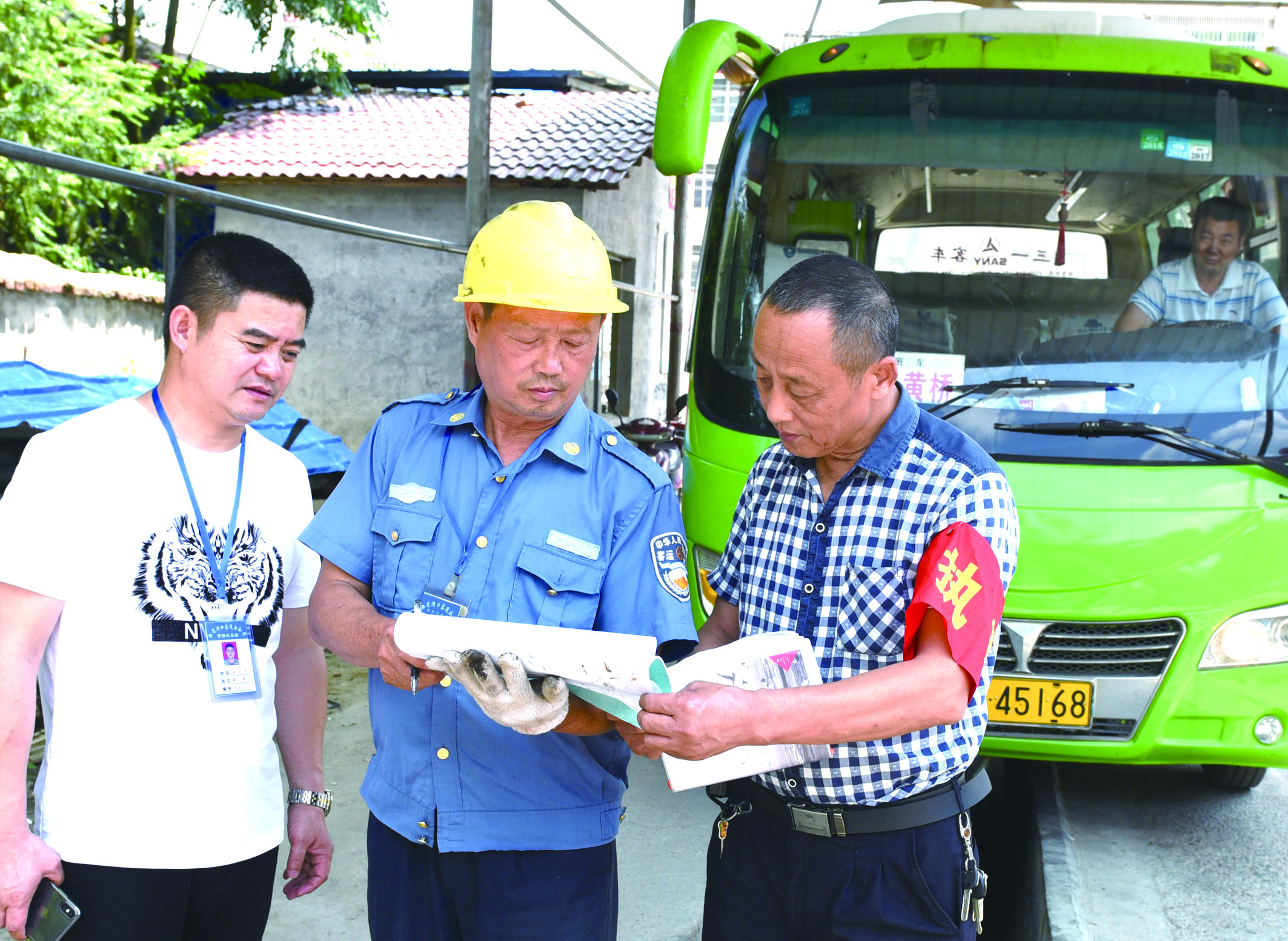 7月10日，洞口縣黃橋鎮副鎮長(cháng)謝揚標（右）在黃橋汽車(chē)站檢查營(yíng)運客車(chē)安全檢查情況。近段時(shí)間以來(lái)，黃橋汽車(chē)站全面排查交通安全等方面存在的安全隱患，并及時(shí)予以整改到位，做到防患于未然，確保安全生產(chǎn)工作萬(wàn)無(wú)一失。據了解，今年上半年已消除交通安全隱患10余起。  李祖冠    攝影報道 