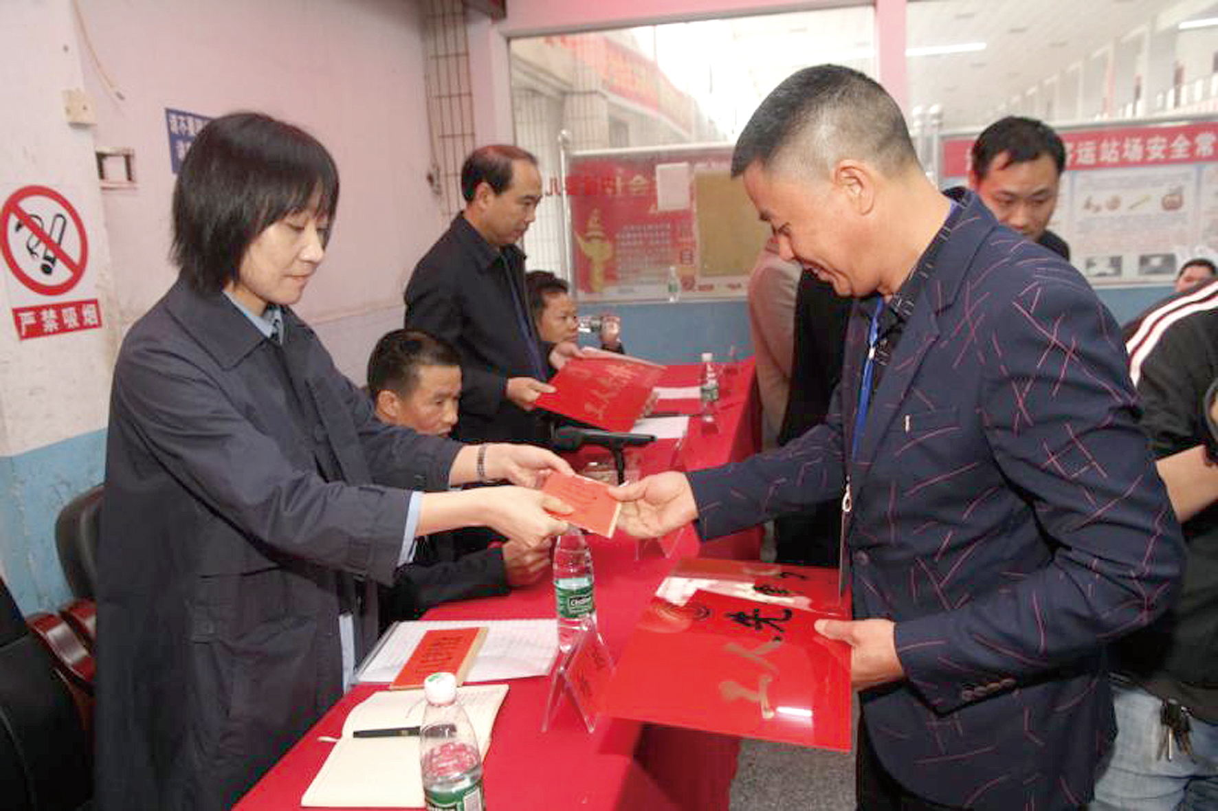 武岡公汽10條公交線(xiàn)路獲“工人先鋒號”稱(chēng)號 10名優(yōu)秀駕駛員被表彰 (李高雄 鄧吉平報道）