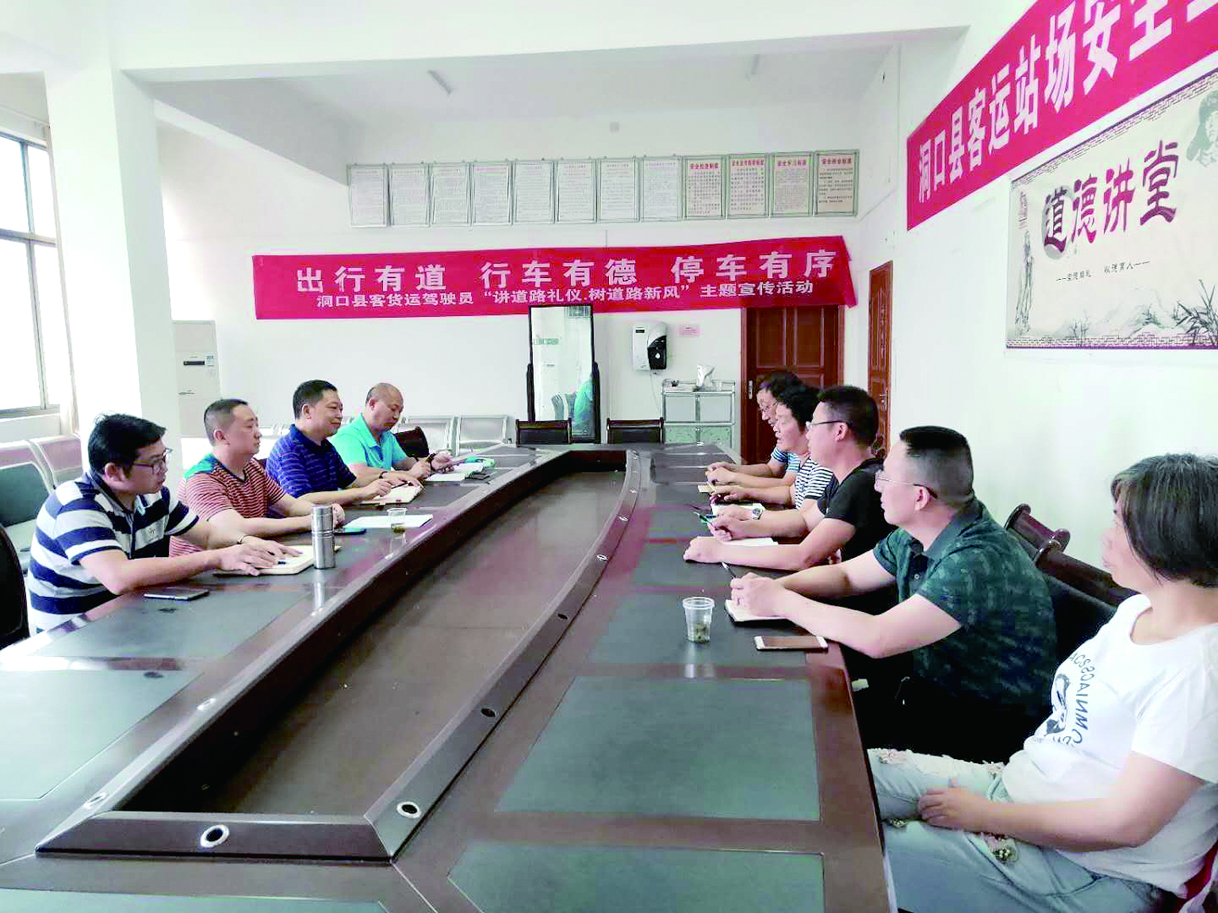 6月12日至13日，集團公司董事、副總經(jīng)理唐新宇率辦公室、房產(chǎn)基建、企管部門(mén)負責人深入分公司就門(mén)面合同等事項進(jìn)行核查和清理，并對門(mén)面經(jīng)營(yíng)狀況調研。據悉，兩天時(shí)間核對門(mén)面合同144份。 ? 為切實(shí)加強企業(yè)內部管理，集團公司決定對全司門(mén)面管理開(kāi)展清理，成立集團公司門(mén)面清理領(lǐng)導小組以抓好此項工作。圖為唐新宇（左二）在洞口客運分公司部署相關(guān)工作。 祖冠 攝影報道