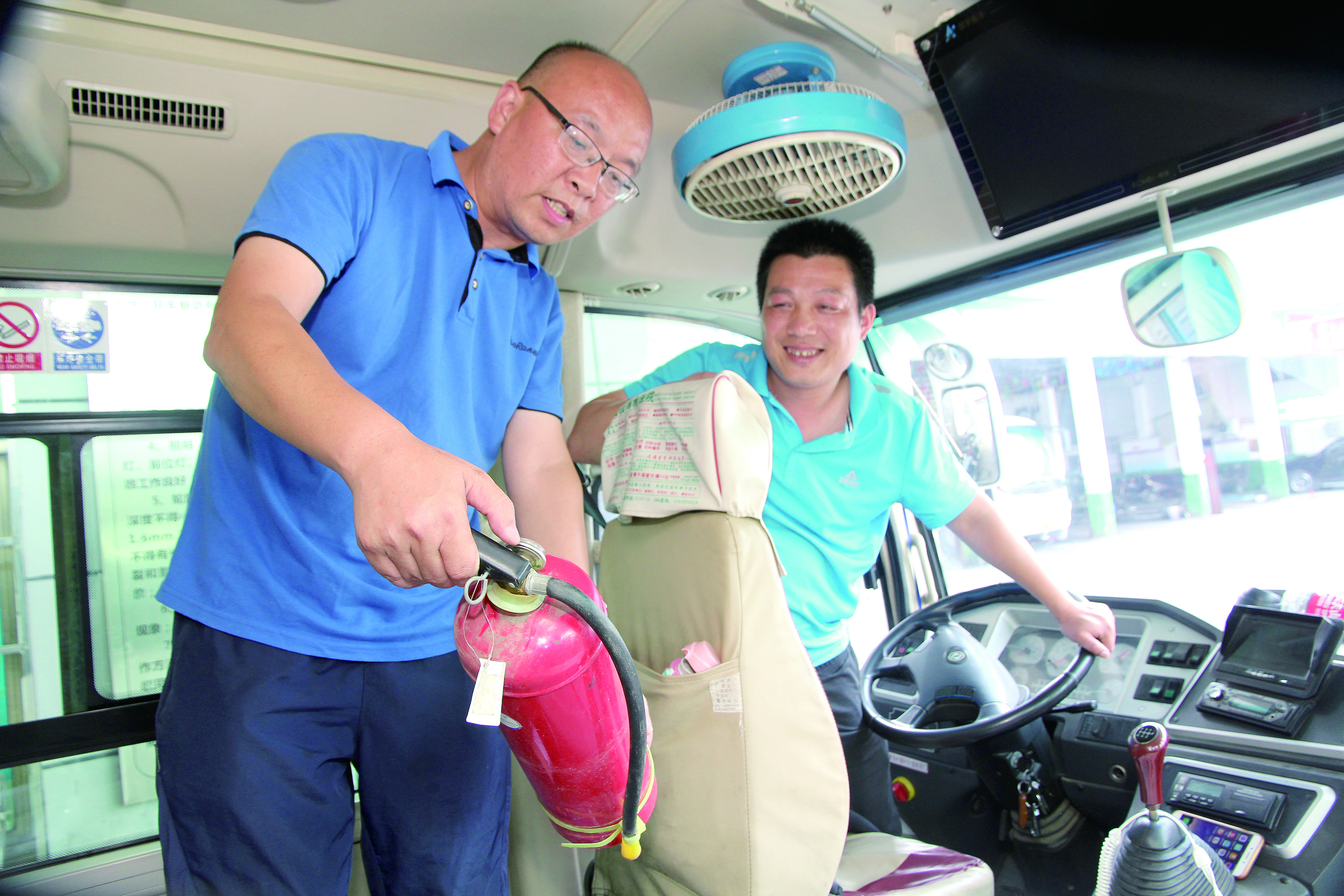 安全稽查兩不誤 ——記集團公司優(yōu)秀共產(chǎn)黨員、隆回汽車(chē)西站副站長(cháng)李擁政 肖秀華