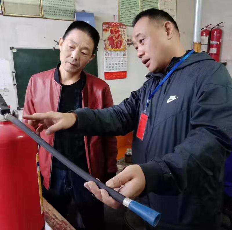 讓黨徽熠熠生輝 ——記寶慶汽車(chē)站安全機務(wù)科科長(cháng)李喜軍 王躍華?阿里