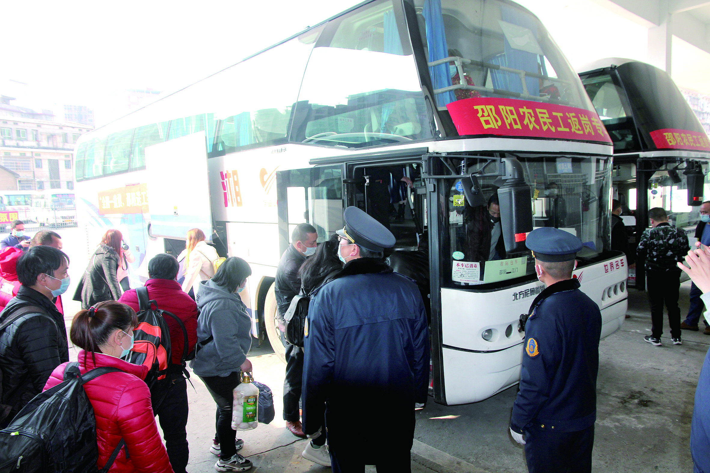 39名邵陽(yáng)籍農民工坐專(zhuān)車(chē)返崗 （李高雄報道）