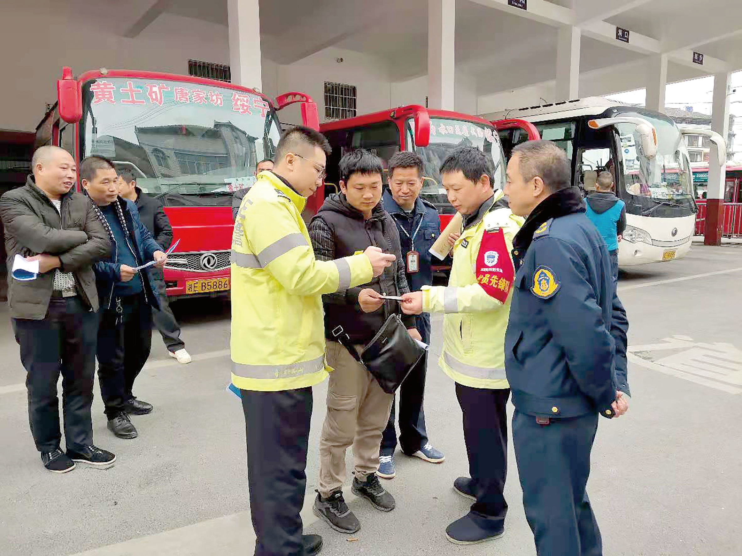 12月2日是全國交通安全日。當天上午10時(shí)，綏寧分公司汽車(chē)總站舉行“知危險會(huì )避險、安全文明出行——關(guān)注農村交通安全、暢行美麗鄉村”122交通安全日主題宣傳活動(dòng)。 ? 此活動(dòng)用生動(dòng)的事例教育廣大從業(yè)人員樹(shù)立美麗鄉村安全暢行責任意識、服務(wù)意識，進(jìn)一步增強廣大從業(yè)人員安全事故的防范意識、辨別意識，緊急避險應急處理方法。 省高速交警綏寧大隊、綏寧縣運管所等負責人到活動(dòng)現場(chǎng)進(jìn)行指導。  劉永松