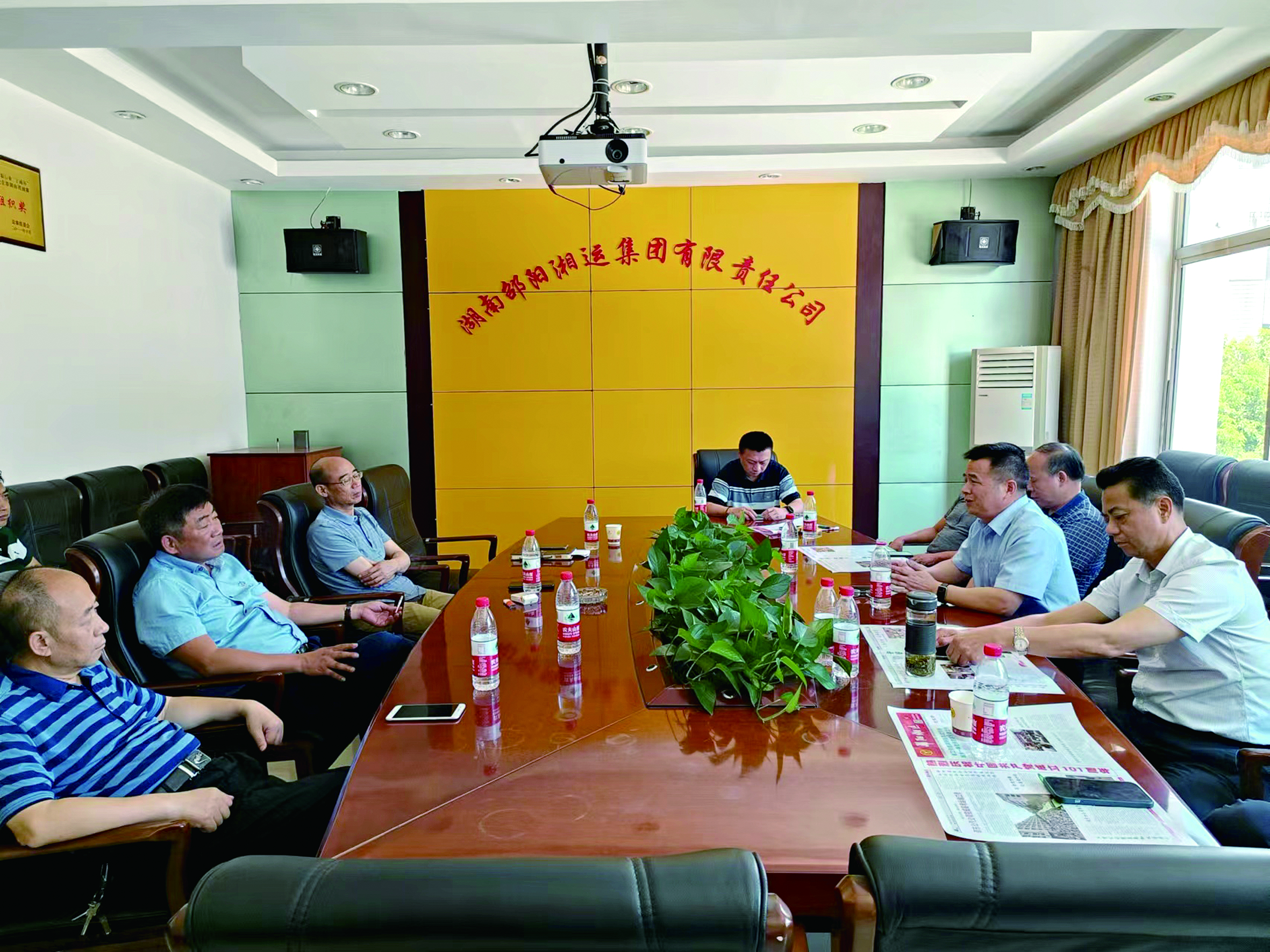 王宏波董事長(cháng)會(huì )見(jiàn)銀德良總經(jīng)理 （李高雄報道）
