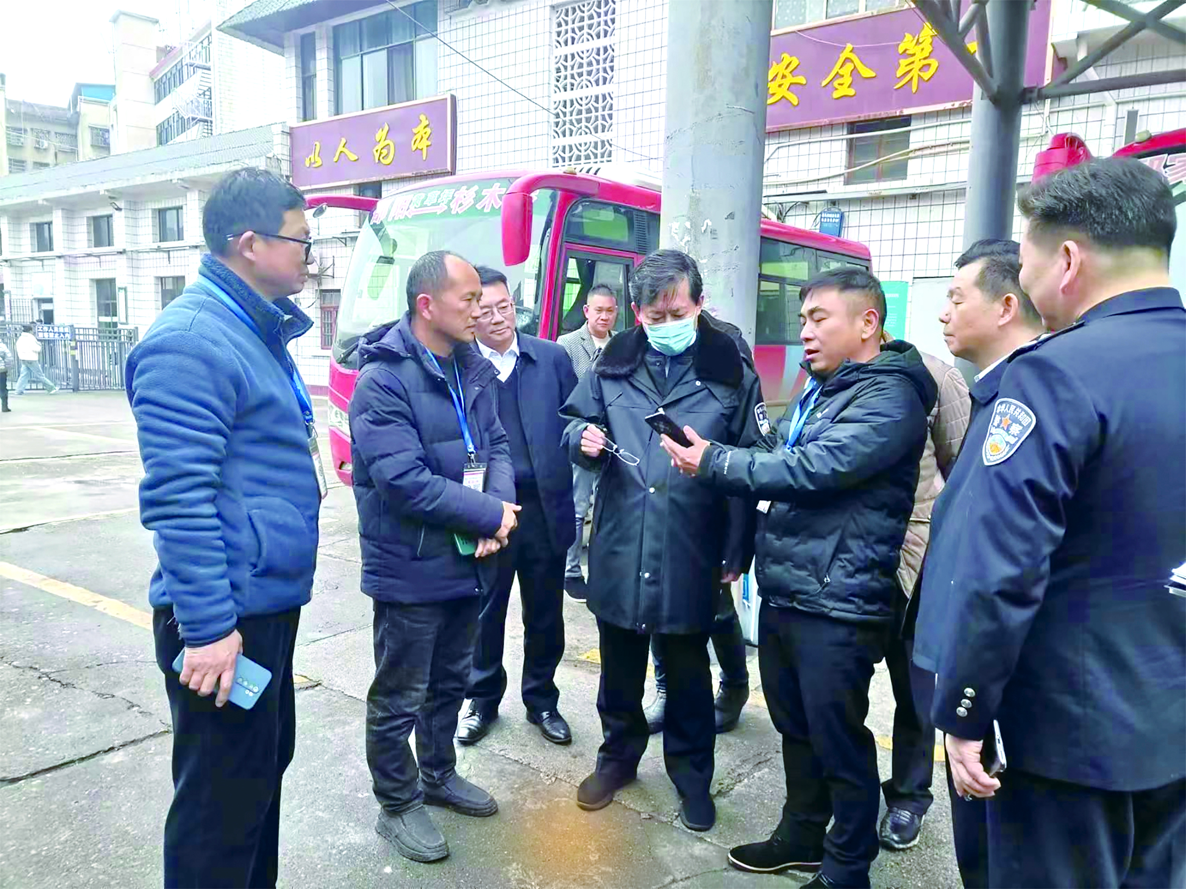王一鷗在邵陽(yáng)汽車(chē)東站檢查安全生產(chǎn)時(shí)強調 時(shí)刻繃緊安全之弦 把各項管理落到實(shí)處 （李高雄 田華柱報道）